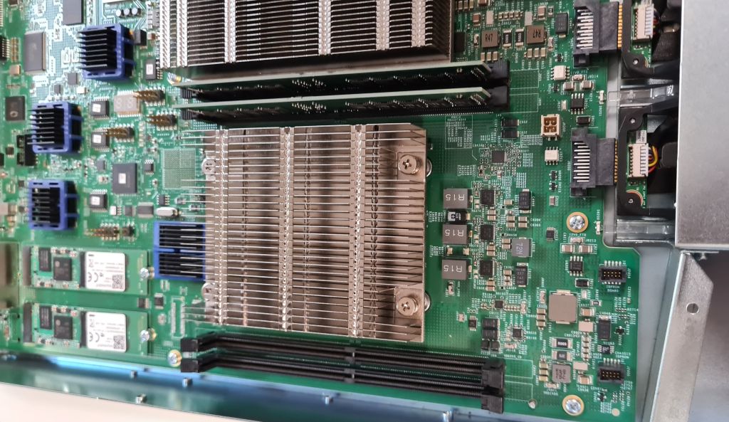 Blick auf das Mainboard mit den 4 RAM-Slots